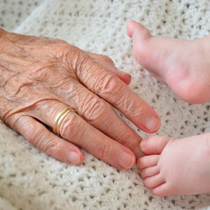 grandma-3628304_1920.jpg